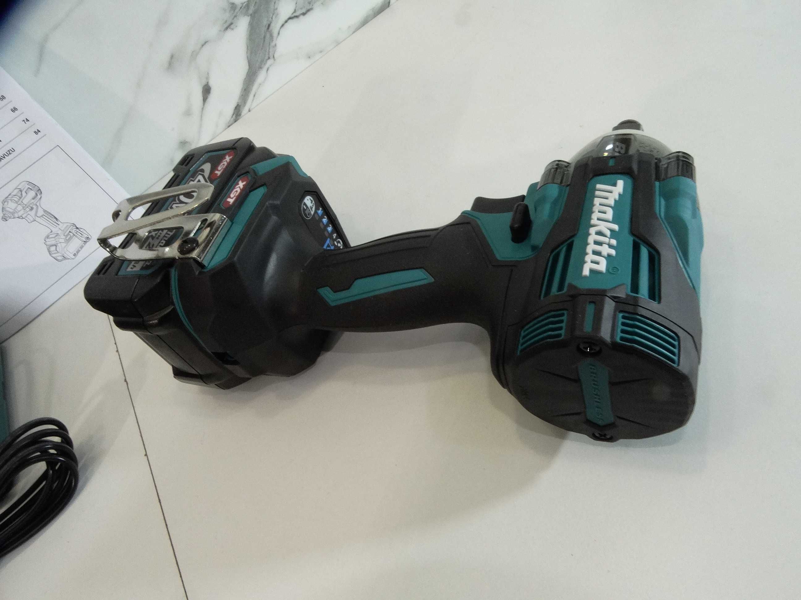 Makita TW 004 / 2 x 2.5 Ah - Мощен гайковерт 350 Нм