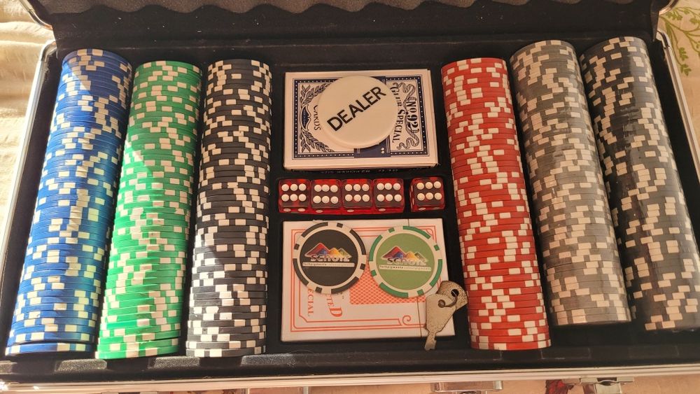 Poker set 300 jetoane , 5 zaruri, 2 pachete de cărți de joc