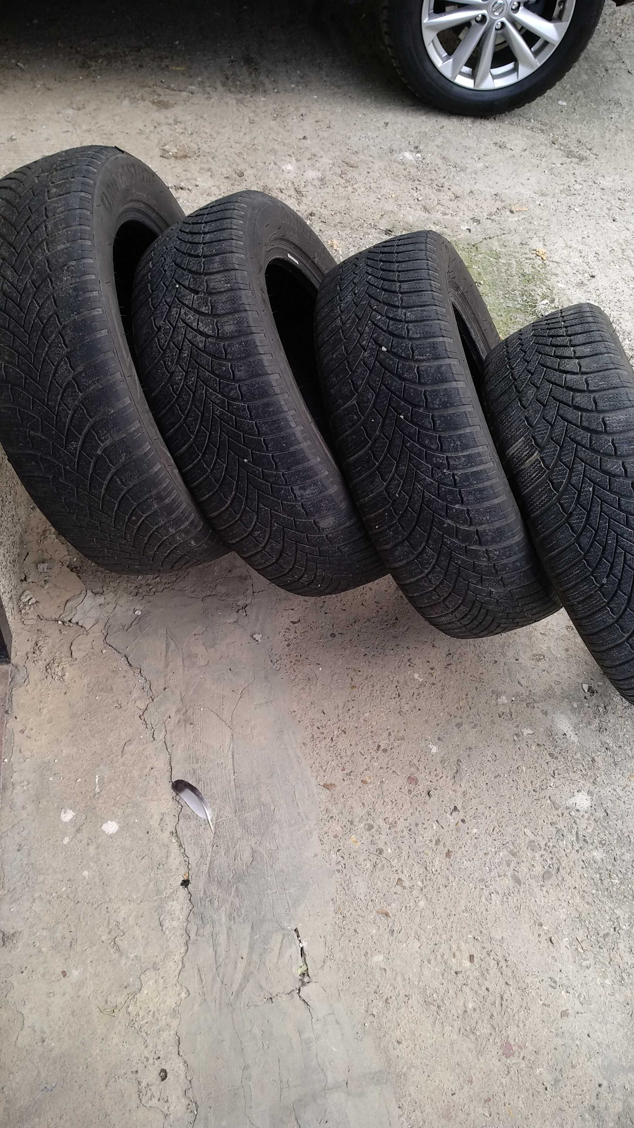 Гуми Bridgestone 215/60R17 - зимни 4 броя 2019г.