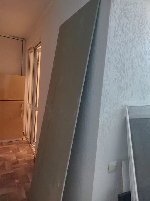 Продам Входную дверь, плинтусы