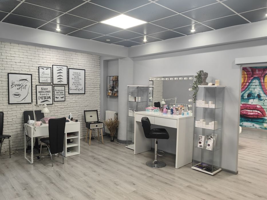 Inchiriez punct de lucru  in salon central si modern!