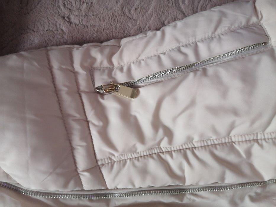 Зимно бежаво яке.