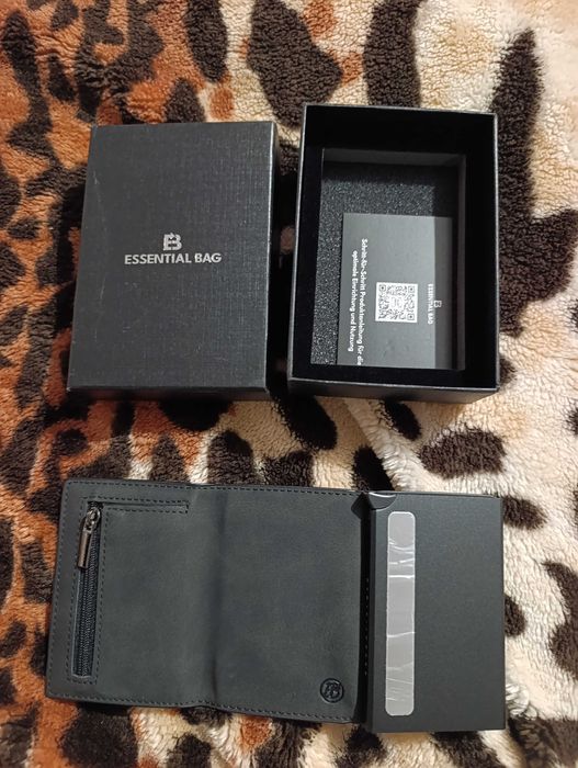 Vând portofel cu protecție rfid pentru carduri