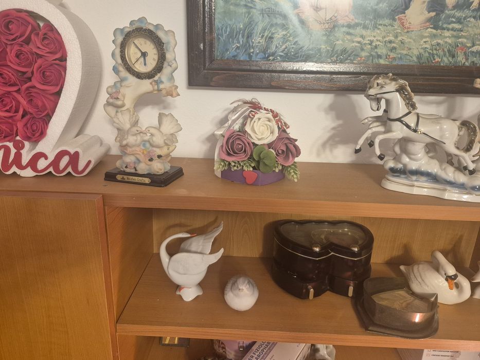 Bibelouri associate Patului Recamier Comanda cu Rafturi