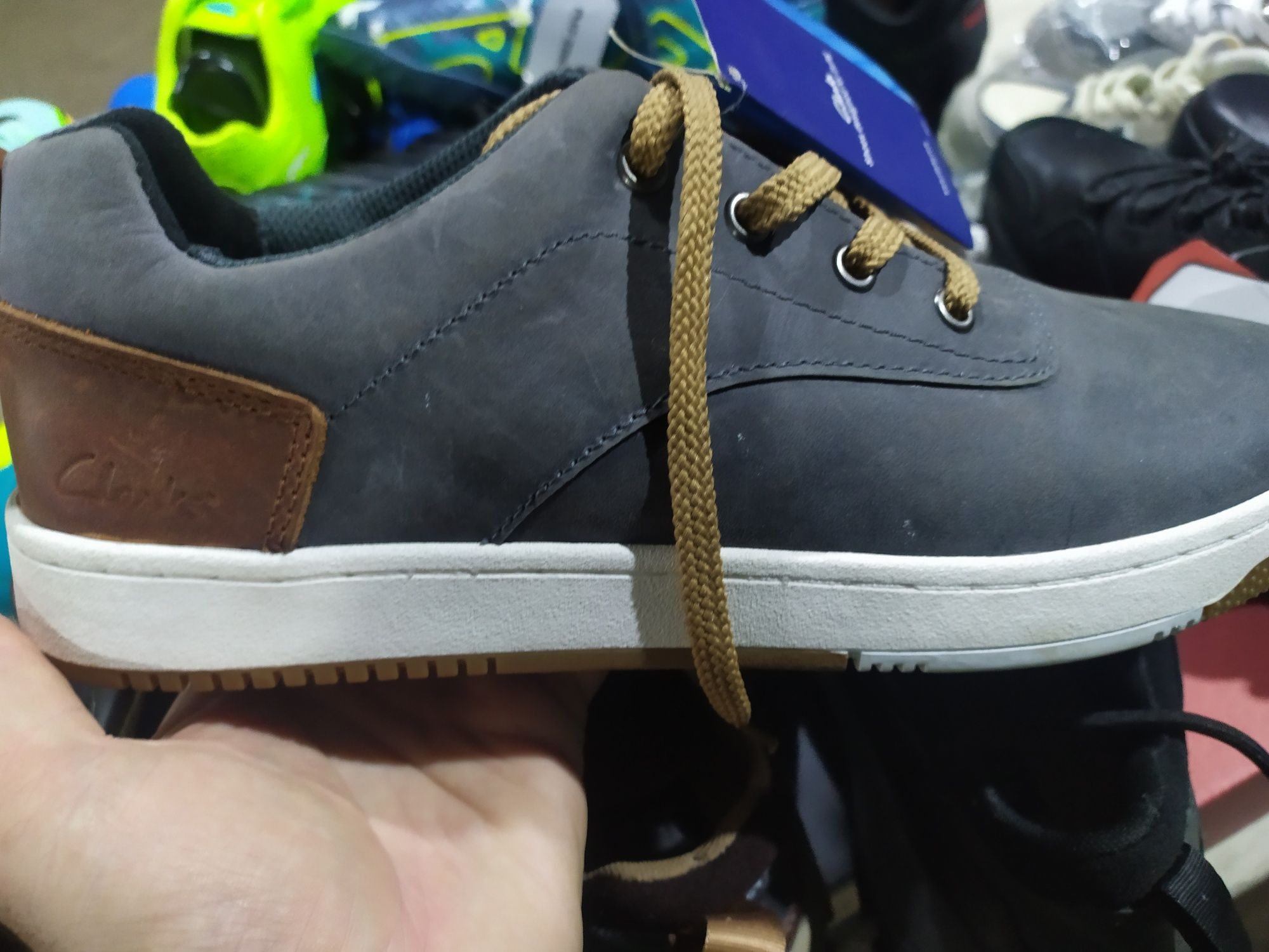 Продаются кожаные кроссовки от Clarks