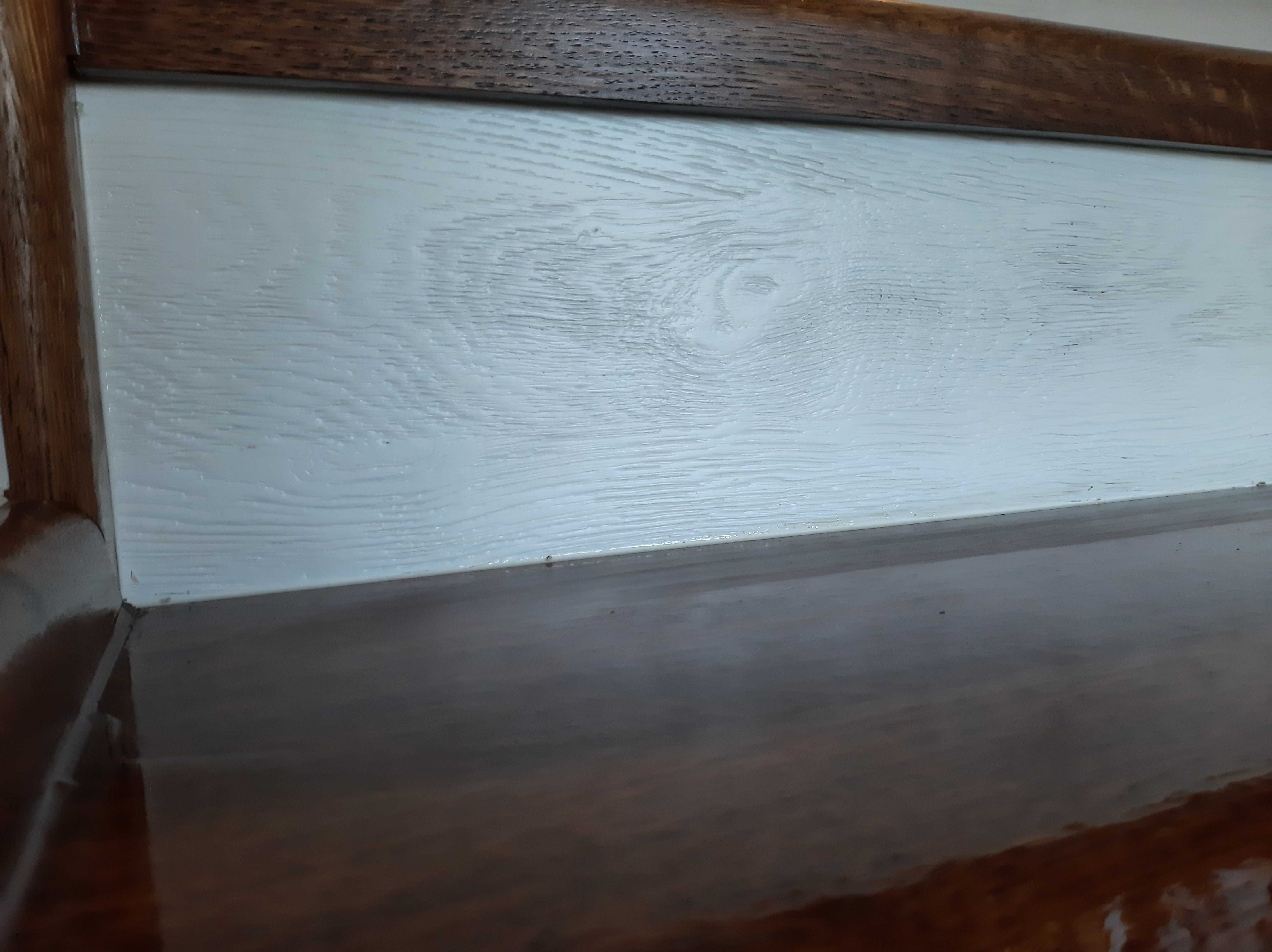 Scara lemn stejar -contratrepte albe, periate, si balustra fier forjat