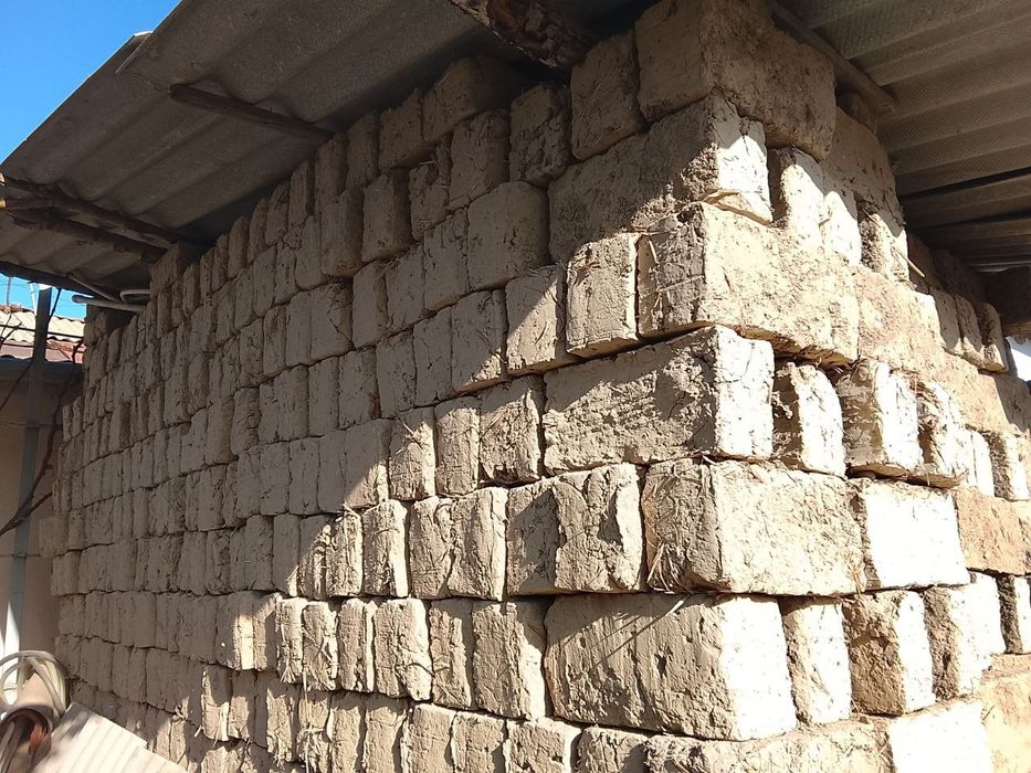 Hom gisht kotasdan uyda quyilgan