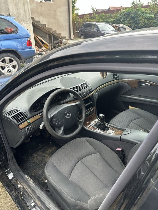 Dezmembrez mercedes e200