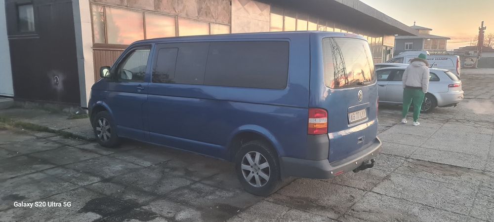 Vând volkswagen transporter T5 8+1 2005