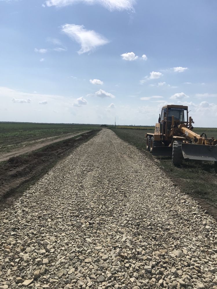 Utilaje de inchiriat: autogreder, buldoexcavator, camion