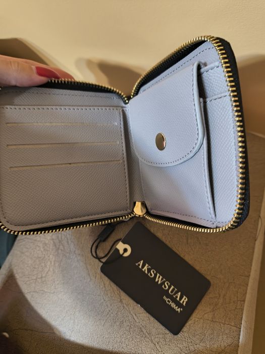 черно портмоне с етикет