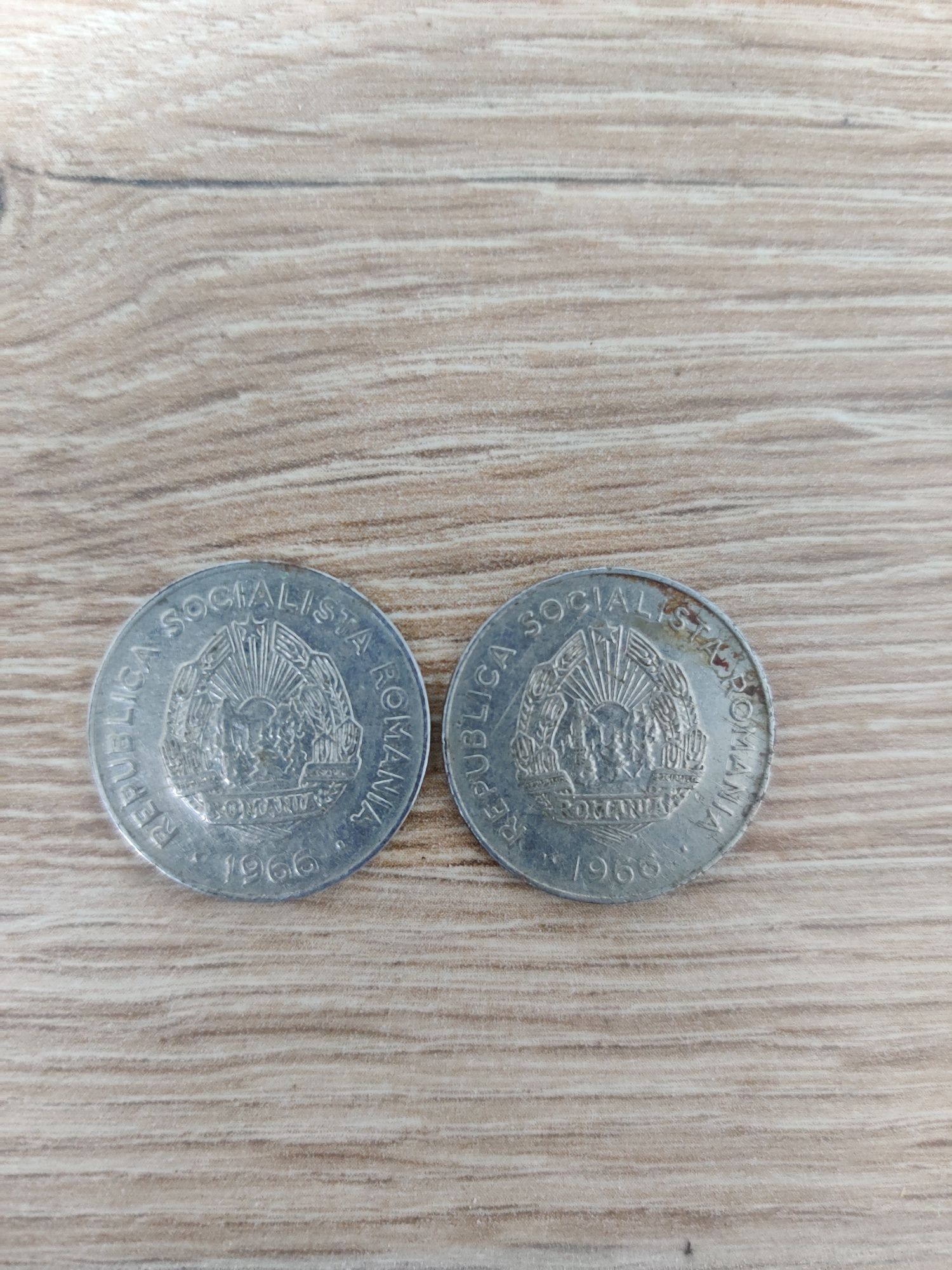 Vând 2 monezi de 25 bani 1966 republica socialistă