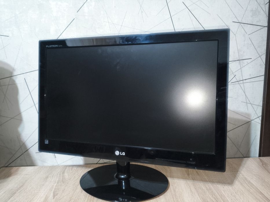 Продаю монитор LG E2240