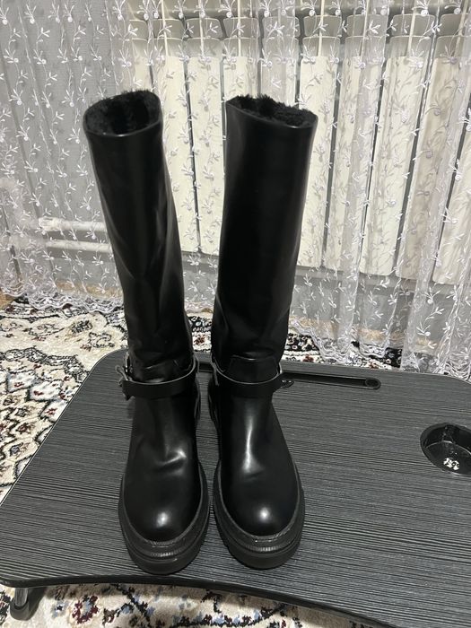 Продам новые зимние сапоги женские