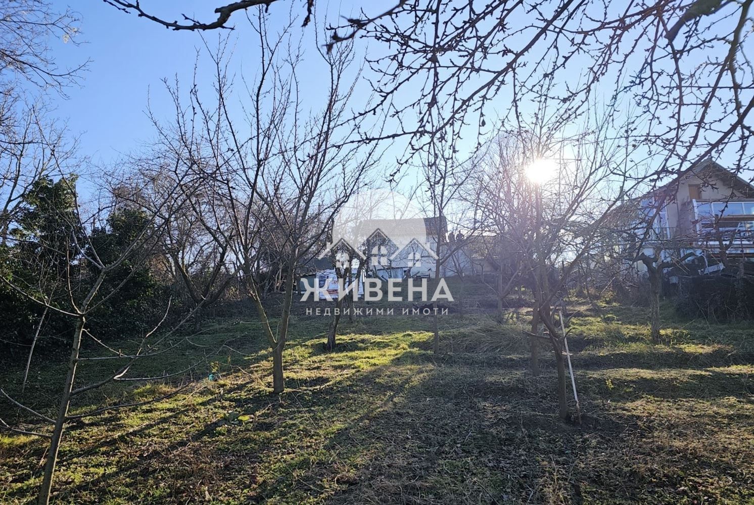 Малка къща с двор 1085 кв.м, м-т Боровец - север