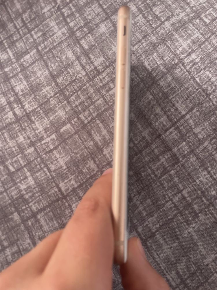 Vand iphone 8 capacitate 82