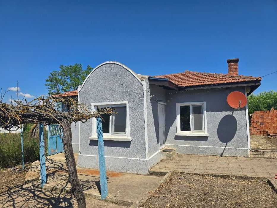 Къща с двор на 10 минути от град Балчик и морето.