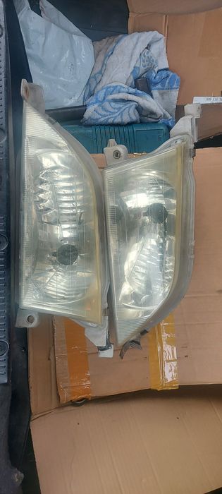 Продам фары тойота виста св40! Есть коцики на фарах