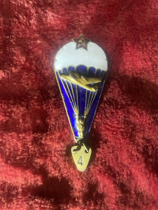 Продается значек парашутиста