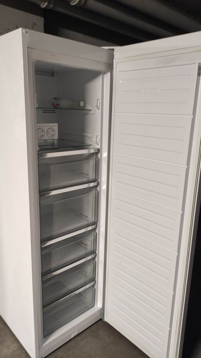 Vând congelator Sharp vertical 280 l