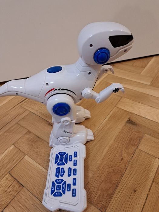 Интерактивен робот с дистанционно