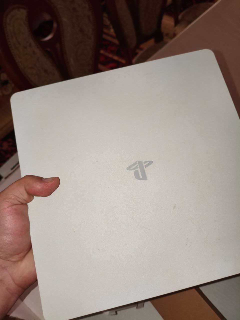 продается PS4 новый