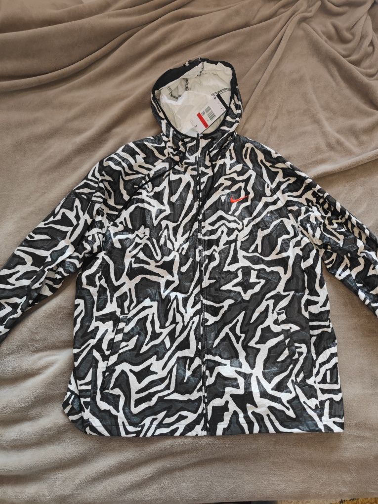 Ветровка Nike размер L става и за XL