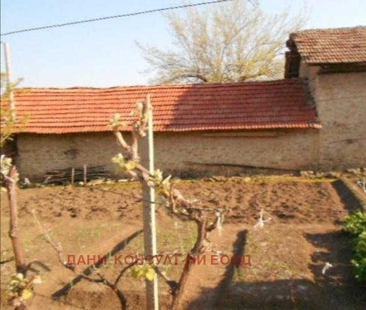 Две къщи в един двор в с. Димча