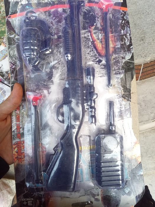 Oʻyinchoq yangi koʻp narsasi bor sovgʻa ham bot