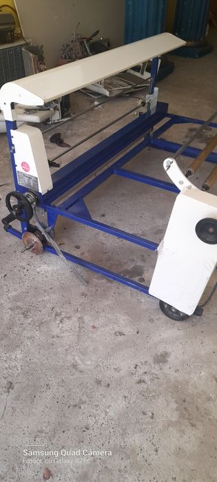 Desfasurator intinzator de material val rulou pe masa de croitorie