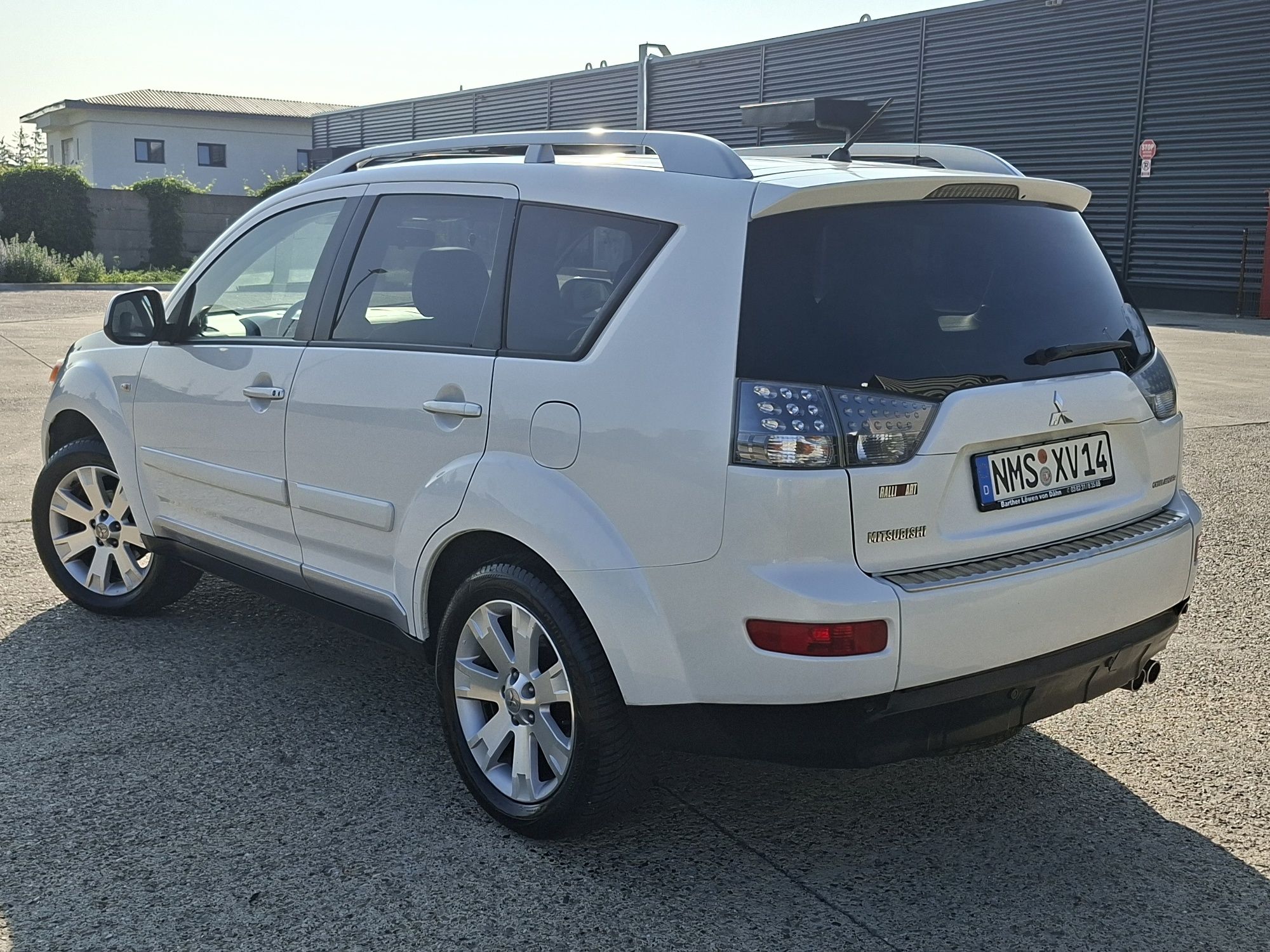 Mitsubishi Outlander Instyle 2.0TDI 4WD7LocuriXenonPiele