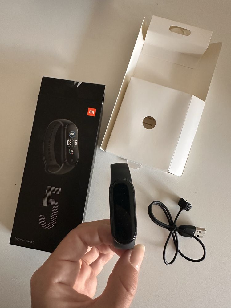 Mi band 5 нов смарт часовник