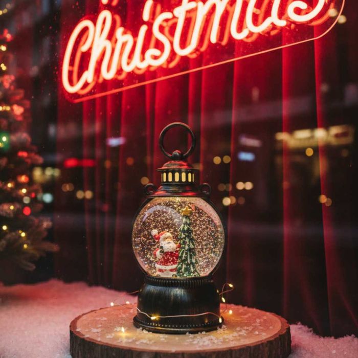 Голям коледен фенер с падащ сняг – уникална празнична украса