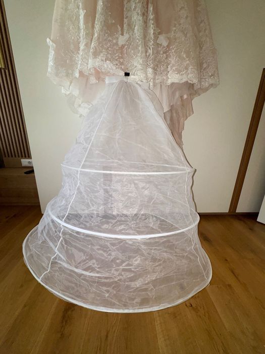 Сватбена рокля с воал и 2 кринолина, размер от М до XL. Почистена!