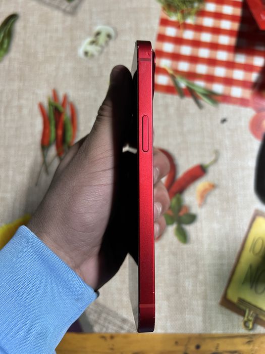vând IPhone 13 red