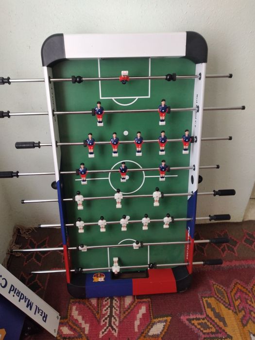 Do'stlar bilan maroqli vaqt o'tkazish uchun ajoyib futbol stoli.