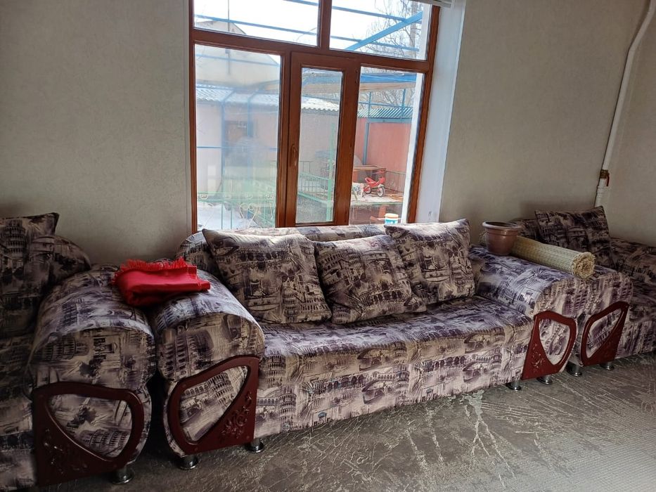 Диван екі креслосымен сатылады. Жагдайы жаксы