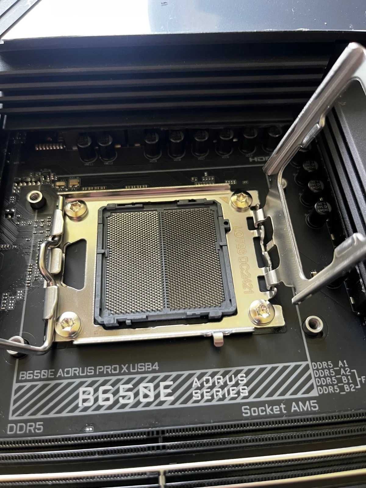 GIGABYTE B650 AORUS PRO AX +  RYZEN 7 7700X 8-Core [5.4 GHz) AM5