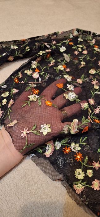 Bluza din plasa cu flori brodate manual