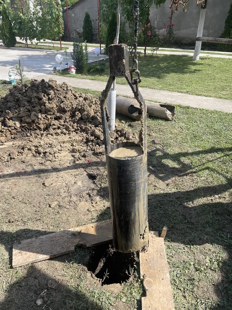 Execut foraje puturi de mica și mare adâncime