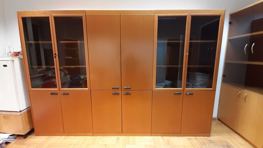 Шкаф с витрини, продавам - г. София