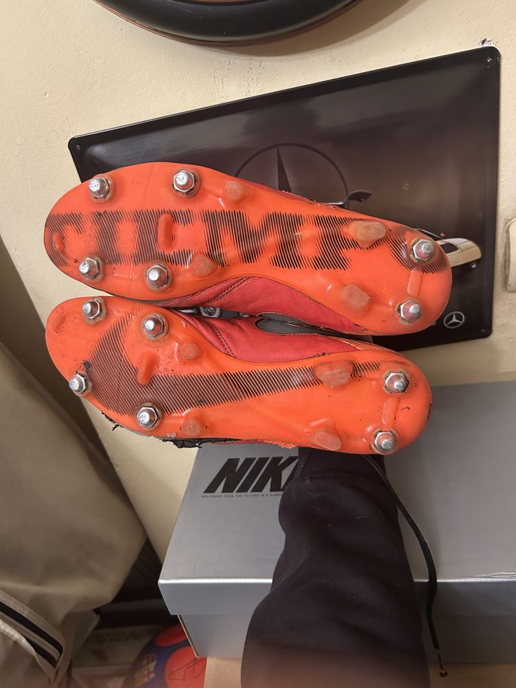 Футболни бутонки Nike и Adidas