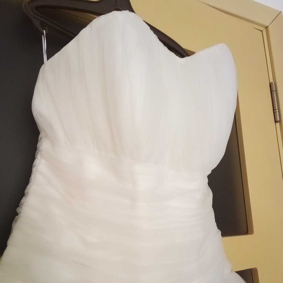 Нежна изчистена булчинска рокля с италиянска дантела