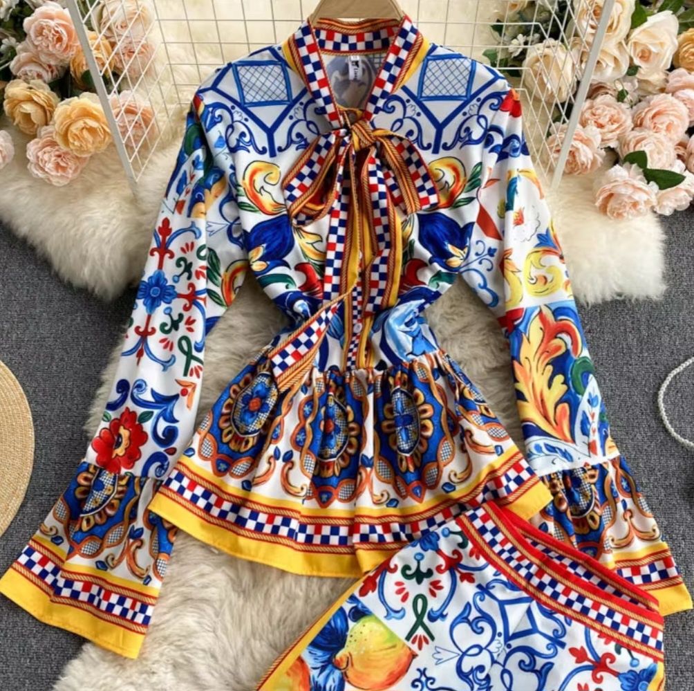 Costum elegant cu imprimeuri