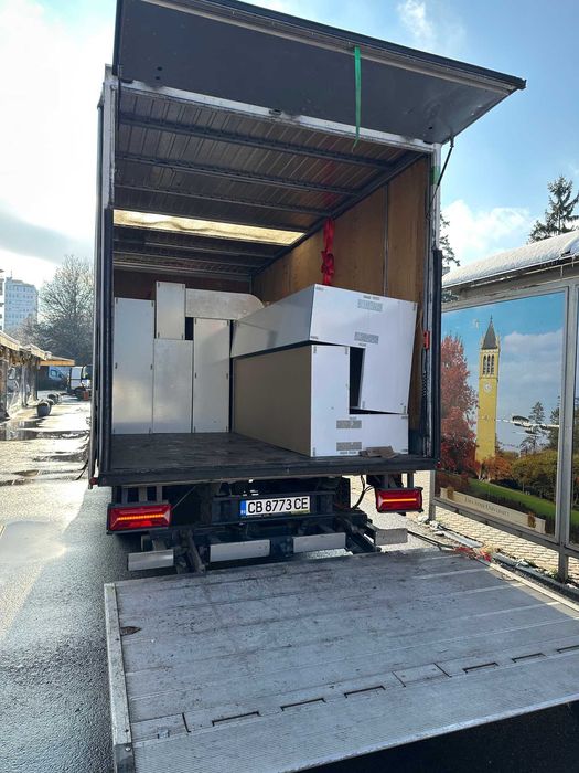 Голям бус с падащ борд и палетна количка - транспортни услуги