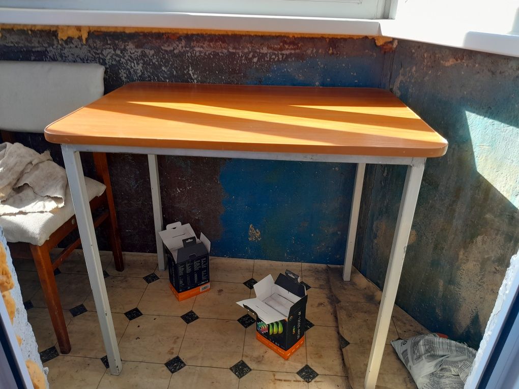 Стол кухонный с двумя стульями