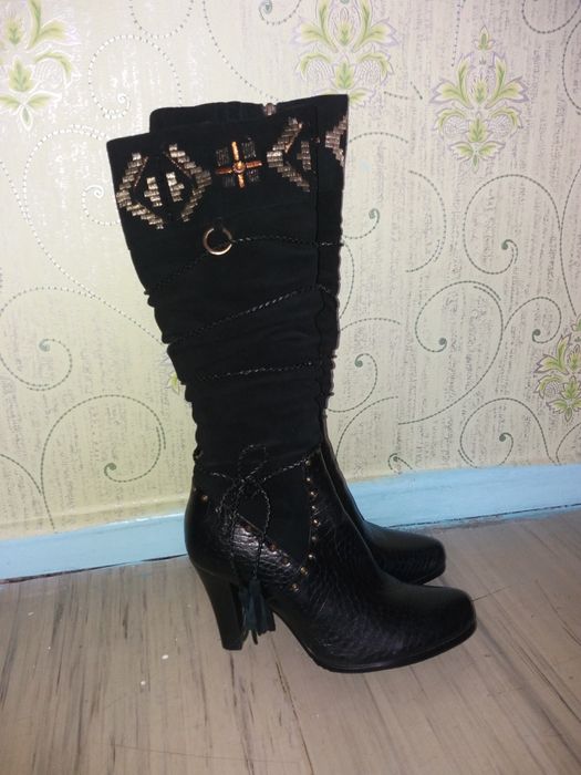 Продам красивые новые зимние сапоги на худенькую ножку, р.-р 36 за 500