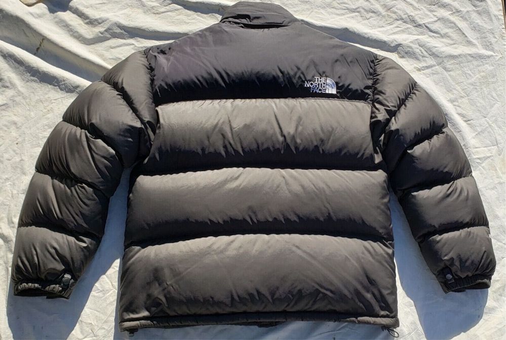 Vând geaca tha north face urgent !