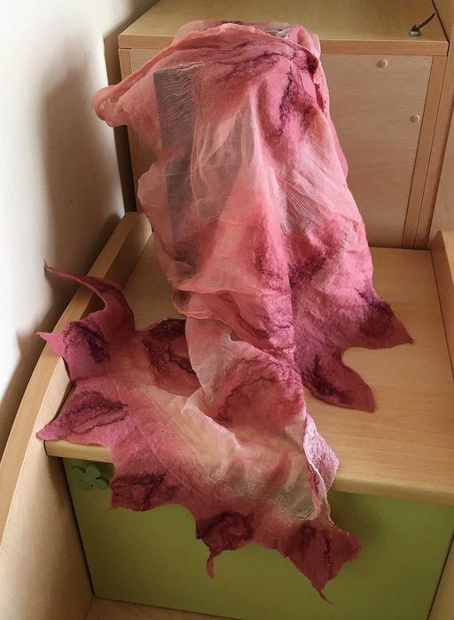 Уникат: Плъстен шал от мерино и вискоза в розово