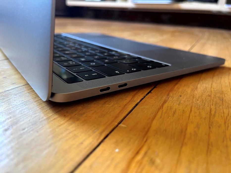 Продавам Macbook Pro a2159 13" с неработещ touch bar